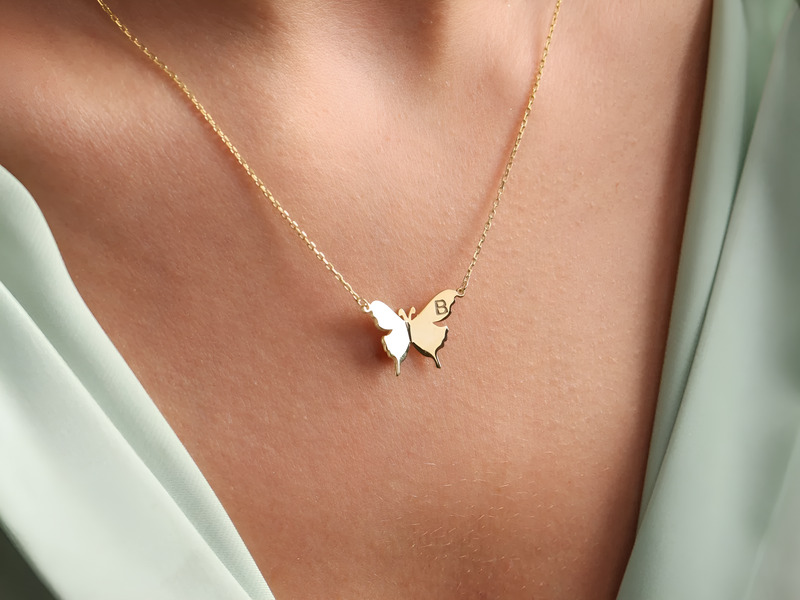 Dây chuyền: Món quà tình yêu đặc biệt.