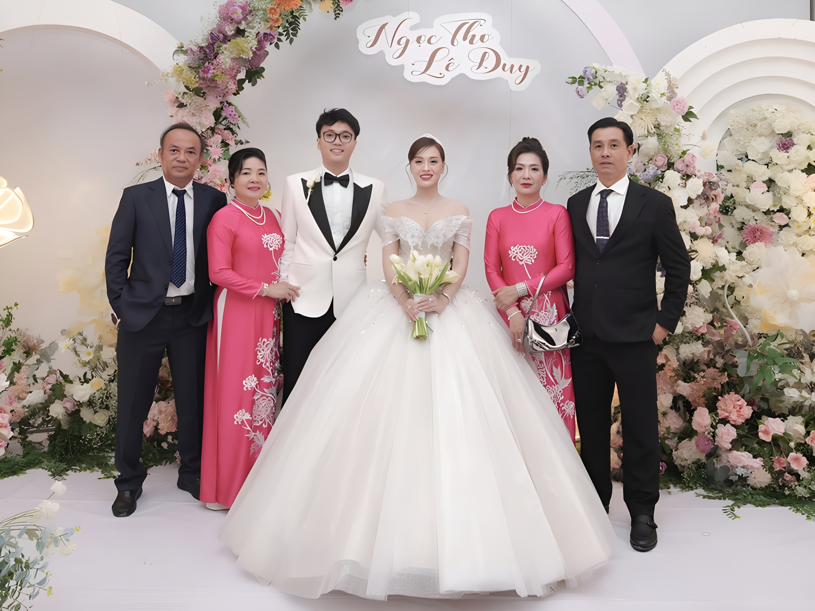 Mẹ rạng rỡ trong tà áo dài ngày cưới con.