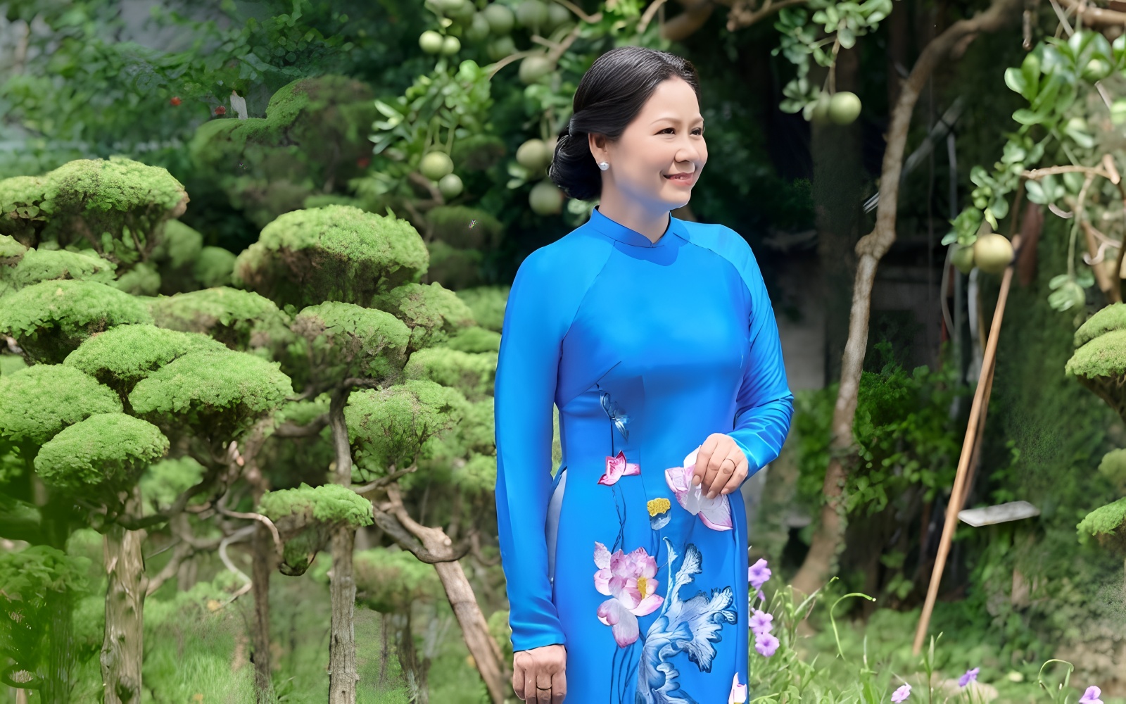 Chọn màu áo dài tôn da mẹ.