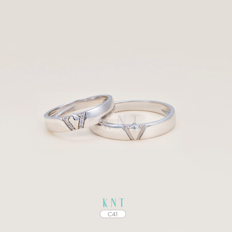 Nhẫn cưới C41 phong cách hiện đại, hoạ tiết chữ V độc đáo