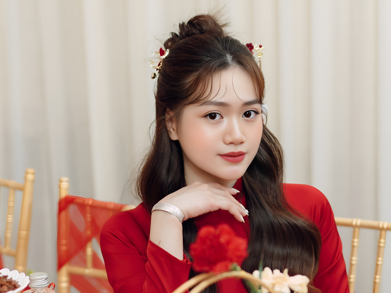 Makeup tự nhiên tôn vinh áo dài.