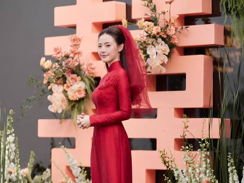 Môi xinh, má hồng ửng nhẹ tự nhiên.