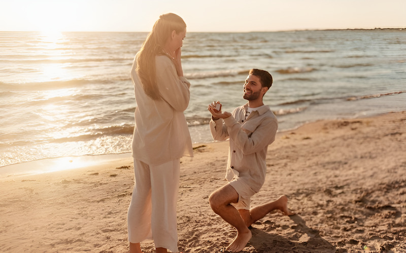 Cầu hôn trên biển lãng mạn với hoàng hôn và sóng vỗ dịu êm