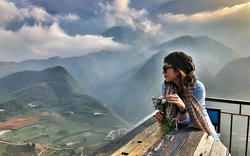 Trên đỉnh núi ở Sapa, giữa biển mây