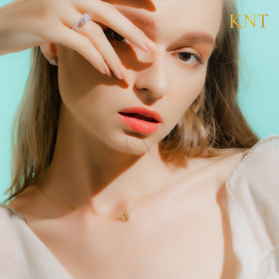 Dây chuyền Freedom Sky chữ B: Thiết kế tinh tế, quà tặng độc đáo