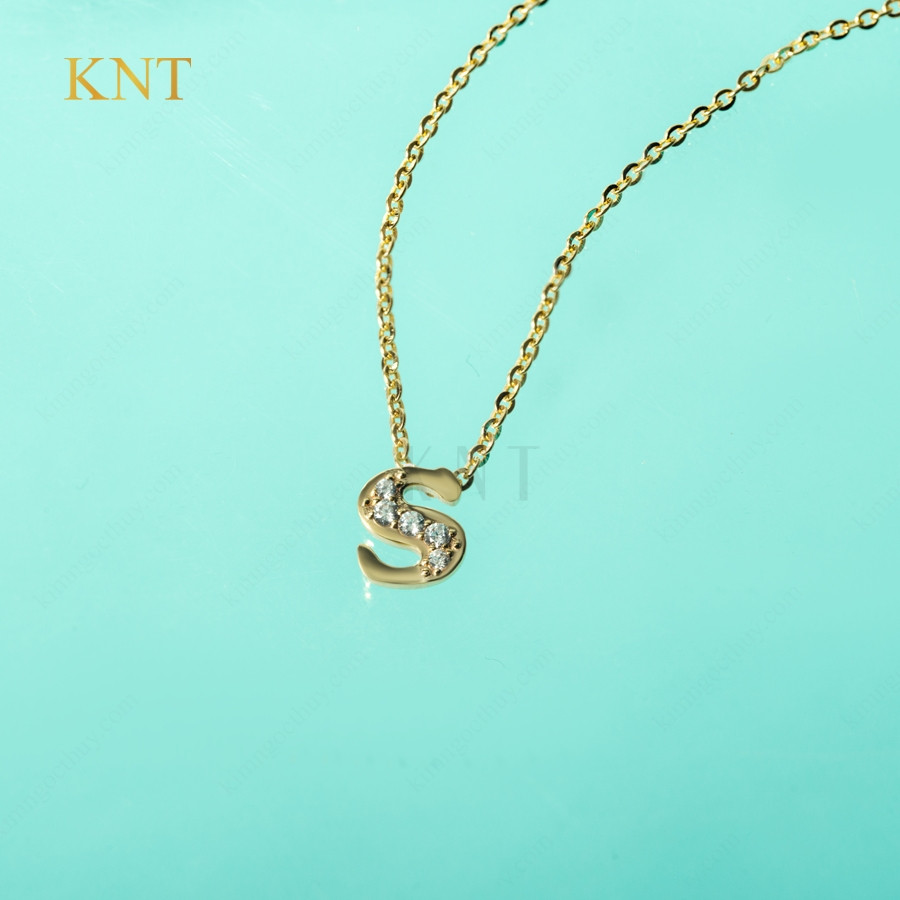 Dây chuyền vàng Freedom Sky Chữ S: Chất liệu cao cấp, mặt dây chuyền chữ S độc đáo.
