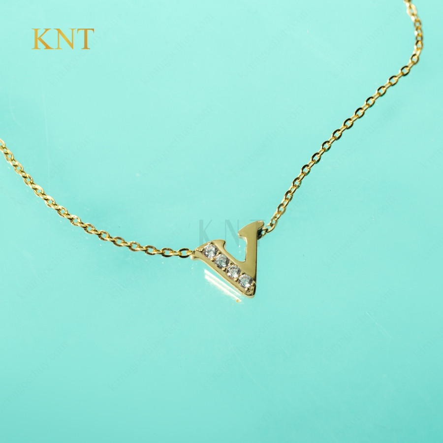 Dây chuyền vàng Freedom Sky chữ V: Tinh tế, đơn giản, mặt dây đính đá