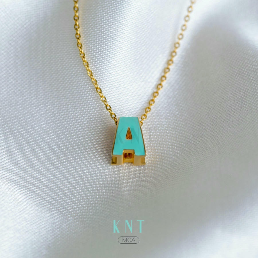 Sự kết hợp giữa lấp lánh và sắc xanh đại dươngThiết kế tinh tế, kết hợp đá và sứ xanh, phù hợp phụ nữ hiện đại.