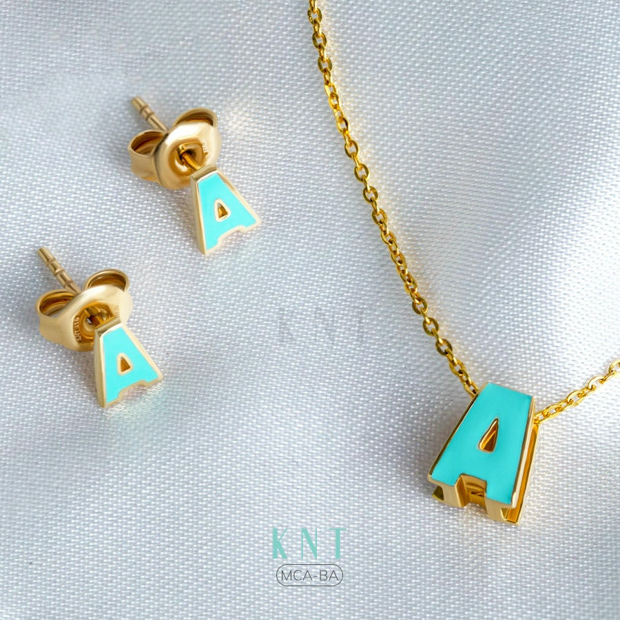 Mặt dây chuyền Sea La Vie chữ A: Thiết kế hai mặt phủ sứ xanh đại dương, thể hiện phong cách phóng khoáng, trẻ trung