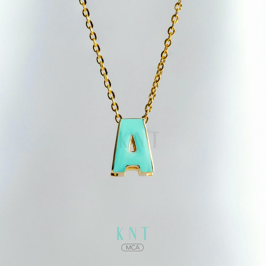 Mặt dây chuyền Sea La Vie chữ A: Thiết kế tinh tế với đá và sứ xanh