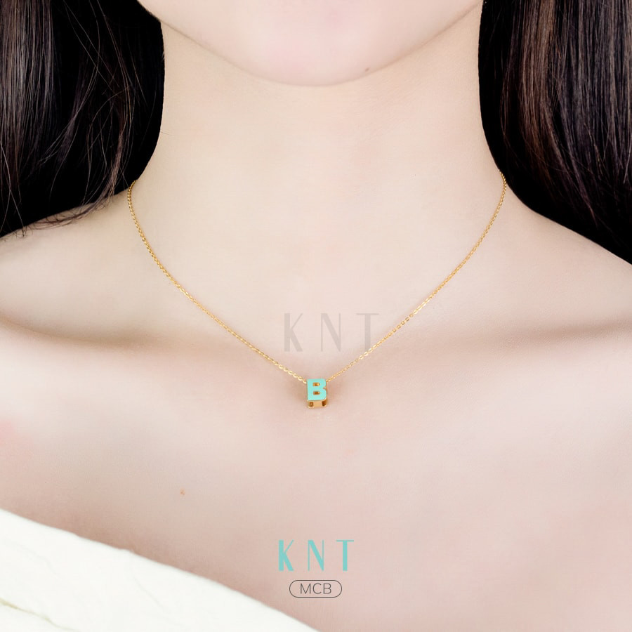 Mặt dây chuyền Sea La Vie chữ B có thiết kế hai mặt độc đáo, kết hợp đá lấp lánh