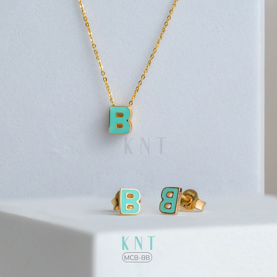 Mặt dây chuyền Sea La Vie chữ B kết hợp đá lấp lánh và sứ xanh đại dương, thể hiện nét cá tính riêng