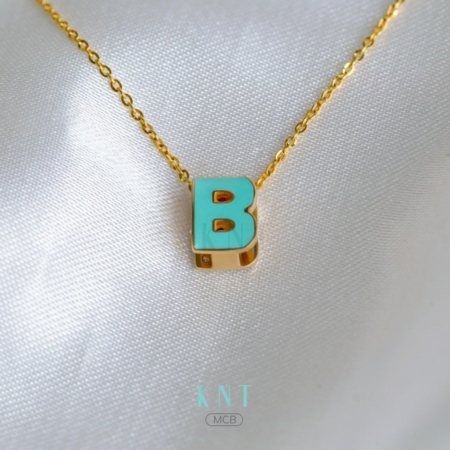 Mặt dây chuyền Sea La Vie chữ B: Thiết kế kết hợp đá và sứ xanh