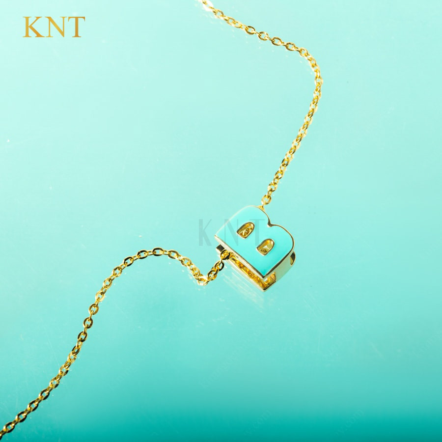 Cận cảnh mặt dây chuyền Sea La Vie chữ B