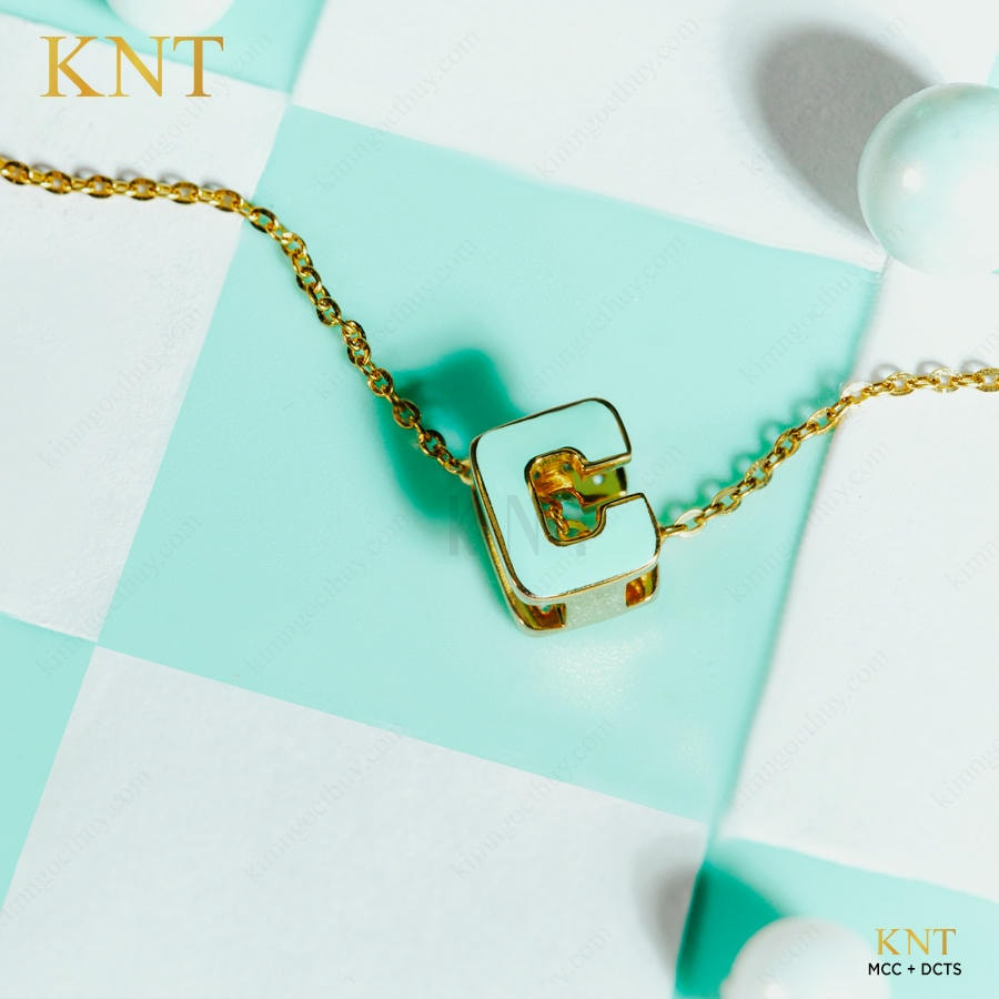 Mặt dây chuyền Sea La Vie chữ C: Thiết kế hai mặt tinh xảo, kết hợp giữa đá và lớp sứ xanh