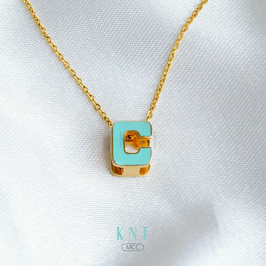 Mặt dây chuyền Sea La Vie chữ C: Biểu tượng của sự tự do và tinh tế