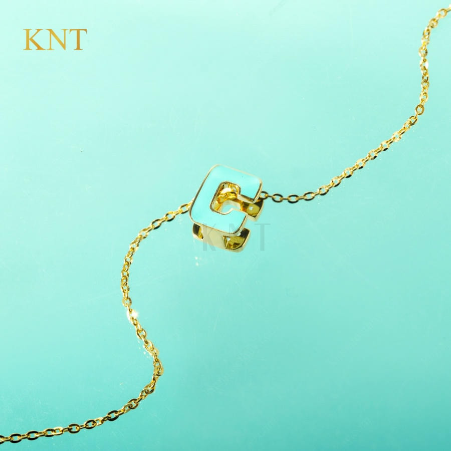 Mặt dây chuyền Sea La Vie chữ C: Thiết kế độc đáo với đá và sứ xanh