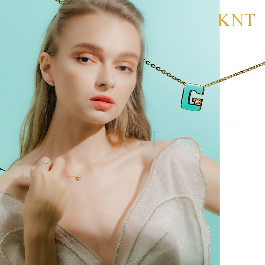 Mặt dây chuyền Sea La Vie chữ G thiết kế độc đáo với sự kết hợp giữa đá và lớp sứ xanh biển