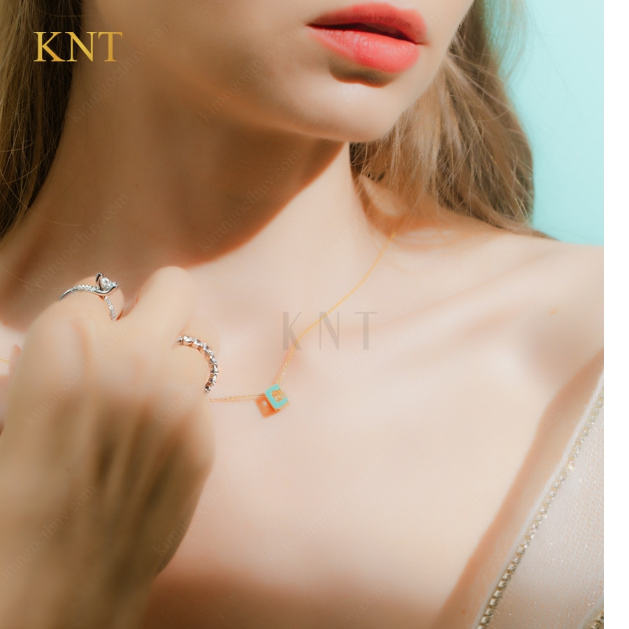 Mặt dây chuyền Sea La Vie chữ G thiết kế độc đáo với sự kết hợp giữa đá và lớp sứ xanh biển