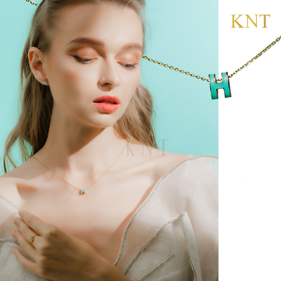 Mặt dây chuyền Sea La Vie chữ H có thiết kế đơn giản nhưng tinh tế