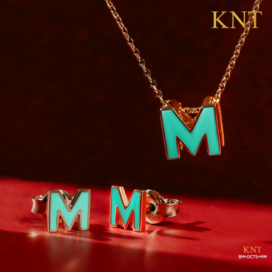 Sở hữu mặt dây chuyền Sea La Vie chữ M từ Kim Ngọc Thủy.