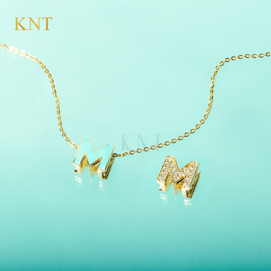 Mặt dây chuyền Sea La Vie chữ M: Thiết kế tinh xảo với đá và sứ xanh biển