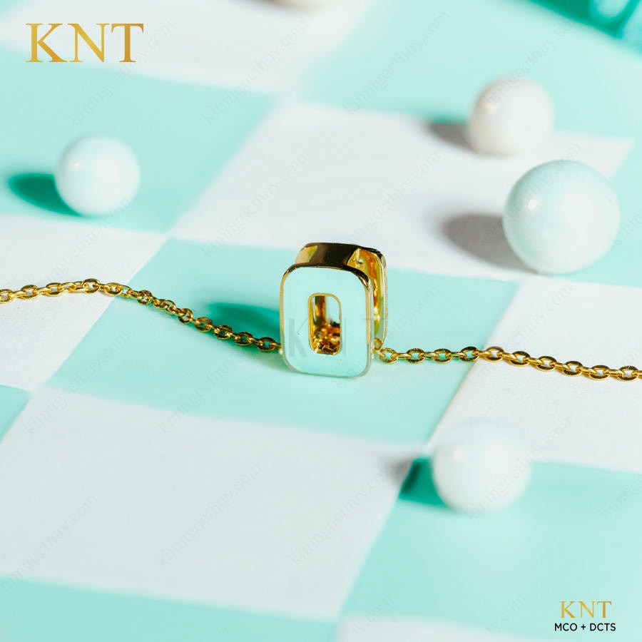 Mặt dây chuyền Sea La Vie chữ O có thiết kế sứ xanh biển, mang đến vẻ đẹp thanh lịch và hiện đại