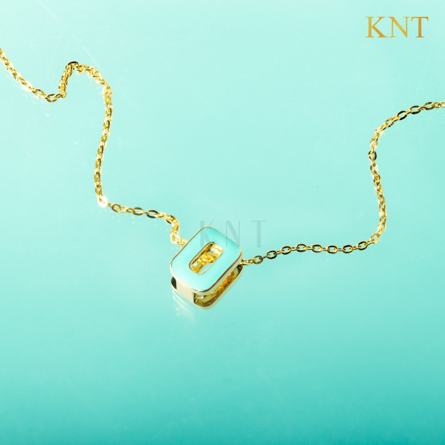 Mặt dây chuyền Sea La Vie chữ O từ Kim Ngọc Thủy có thiết kế hai mặt độc đáo