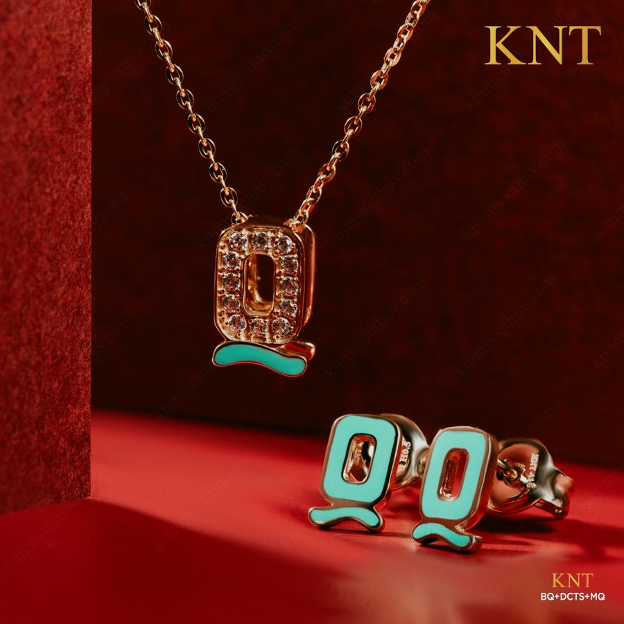 Mặt dây chuyền Sea La Vie chữ Q: Thiết kế tinh xảo với đá và sứ xanh biển