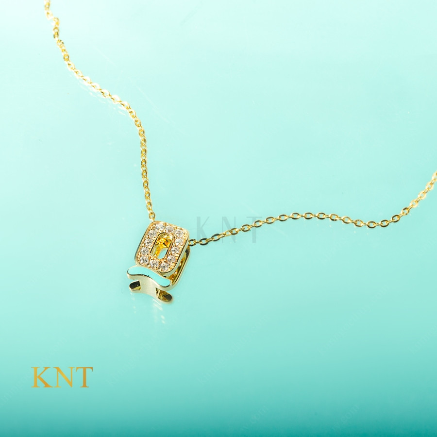 Mặt dây chuyền Sea La Vie chữ Q tinh xảo với đá và sứ xanh biển