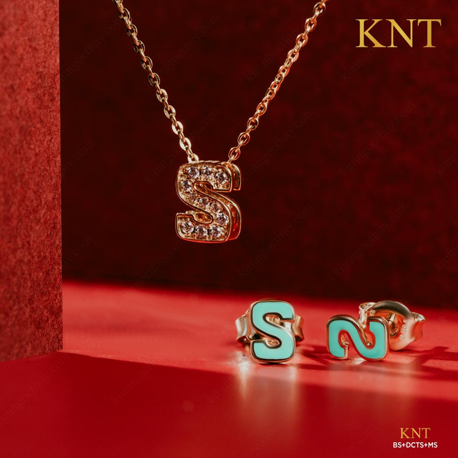 Chi tiết mặt đá lấp lánh của mặt dây chuyền Sea La Vie chữ S