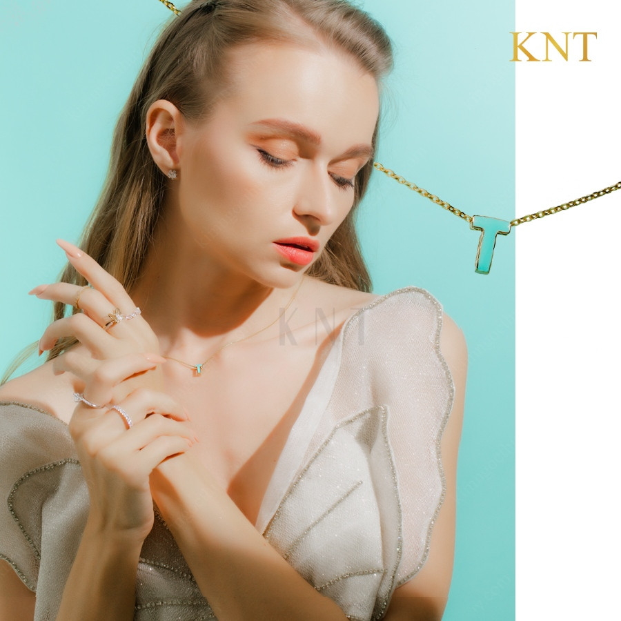 Mặt dây chuyền Sea La Vie chữ T: Thiết kế độc đáo với đá và sứ xanh