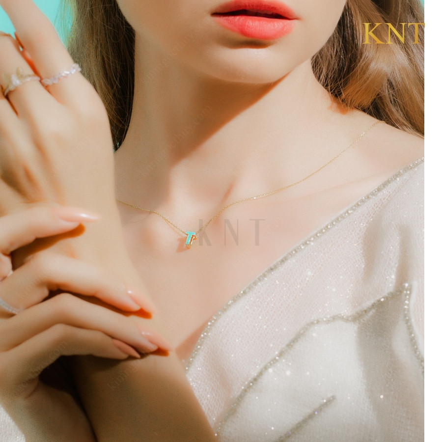 Cận cảnh mặt đá của mặt dây chuyền Sea La Vie chữ T