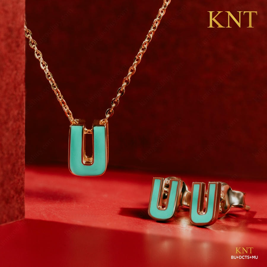 Mặt sứ xanh biển sâu của mặt dây chuyền Sea La Vie chữ U