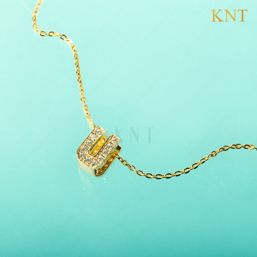 Chi tiết mặt đá lấp lánh của mặt dây chuyền Sea La Vie chữ U