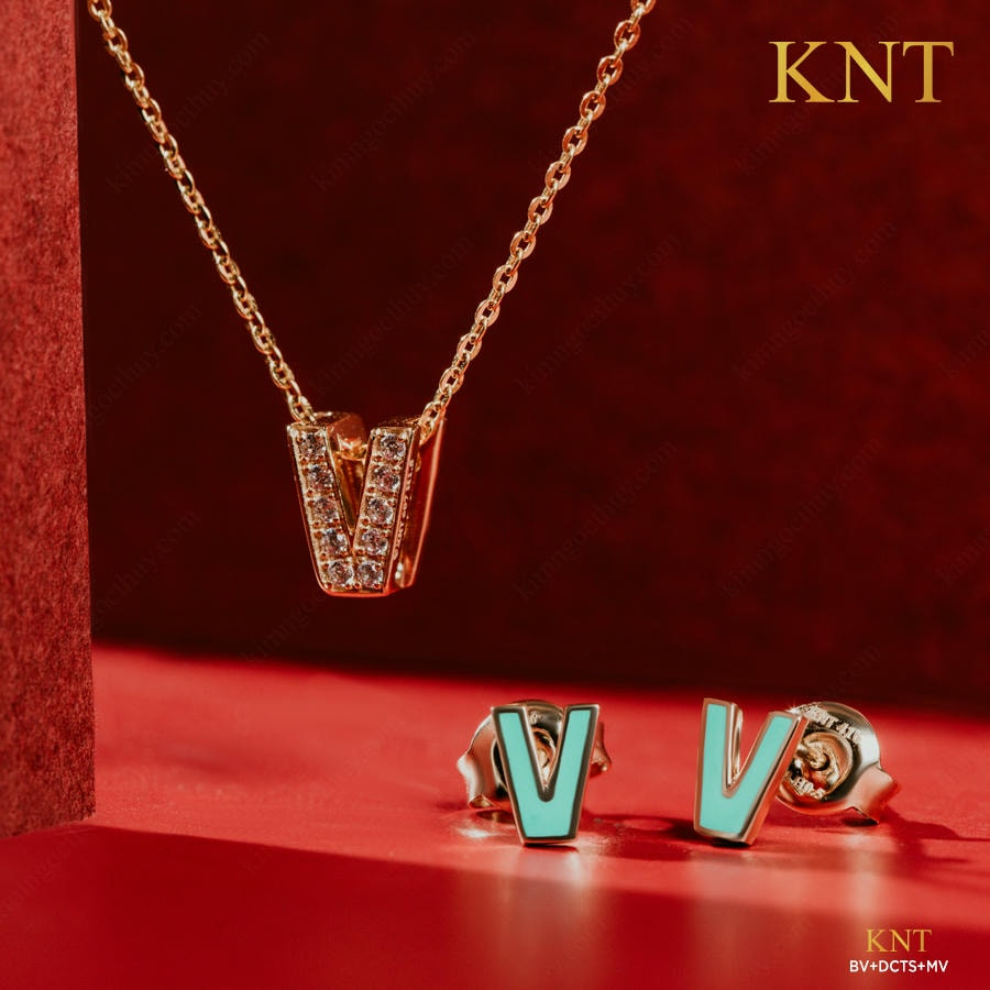 Mặt dây chuyền Sea La Vie chữ V: Thiết kế độc đáo với đá và sứ xanh, dành cho phụ nữ yêu thích sự nổi bật