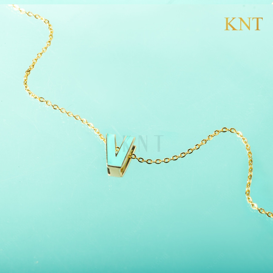 Mặt dây chuyền Sea La Vie chữ V: Thiết kế tinh xảo với đá và sứ xanh biển