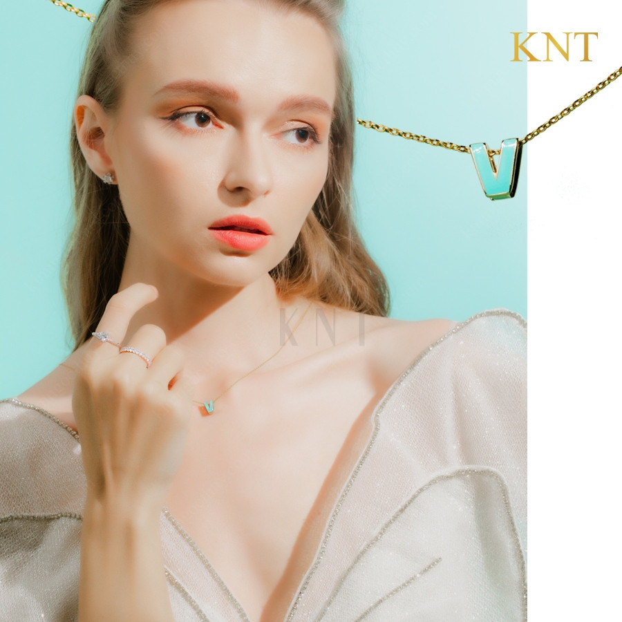 Mặt dây chuyền Sea La Vie chữ V: tôn vinh vẻ đẹp hiện đại và phong cách