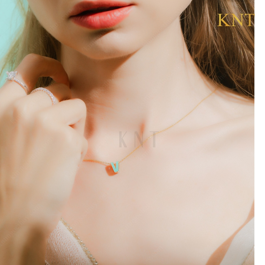 Mặt dây chuyền Sea La Vie chữ V: Sự hòa quyện giữa vẻ đẹp lấp lánh và sắc xanh êm dịu.