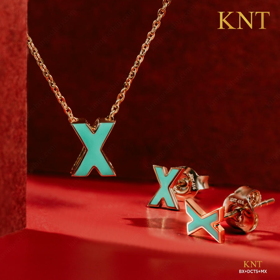 Mặt sứ xanh biển sâu của mặt dây chuyền Sea La Vie chữ X