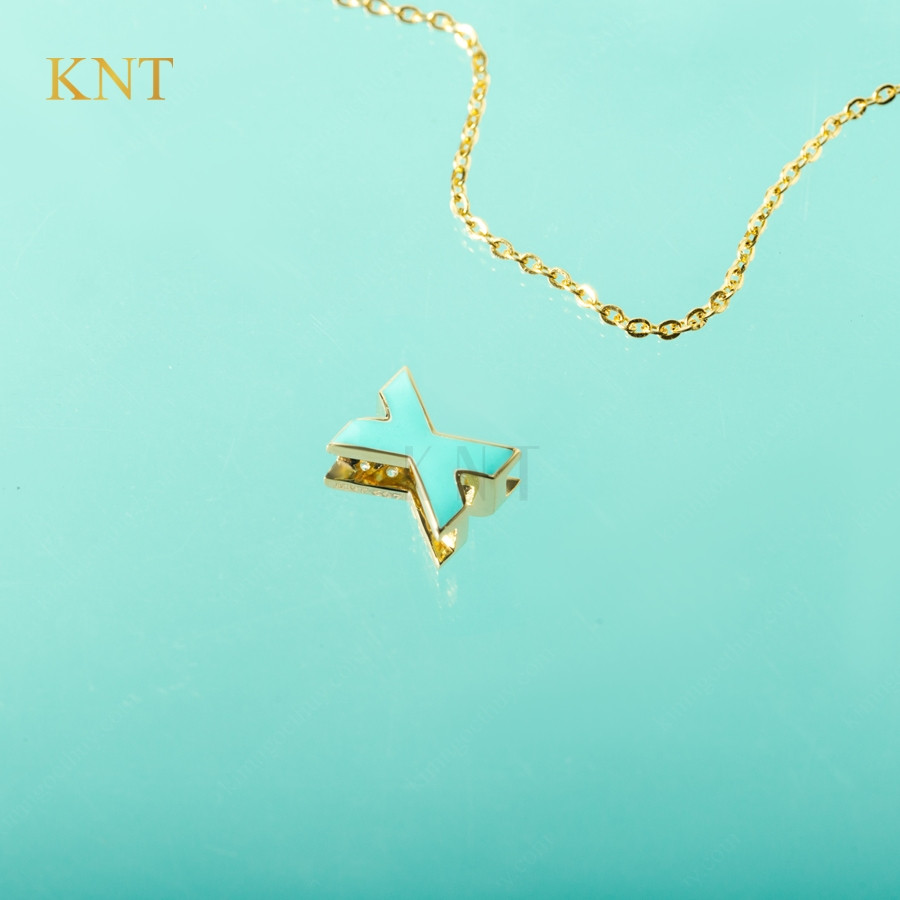 Chi tiết mặt đá lấp lánh của mặt dây chuyền Sea La Vie chữ X