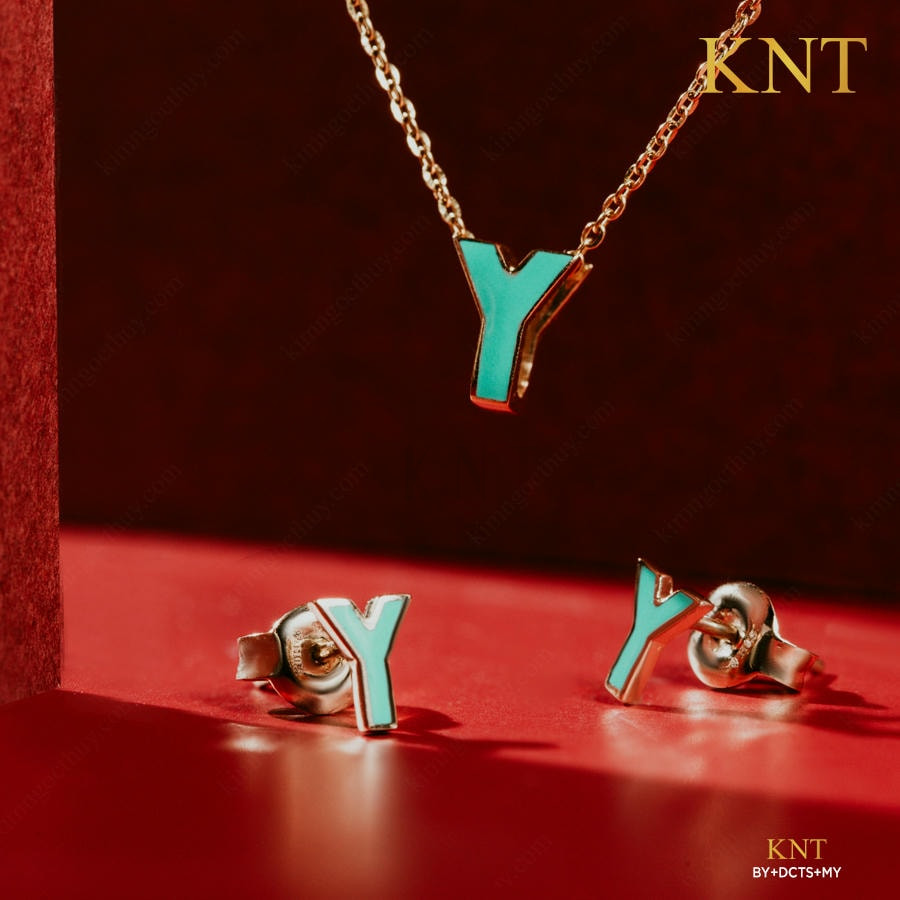 Mặt dây chuyền Sea La Vie chữ Y: Món trang sức thể hiện sự tự tin và gu thẩm mỹ tinh tế.