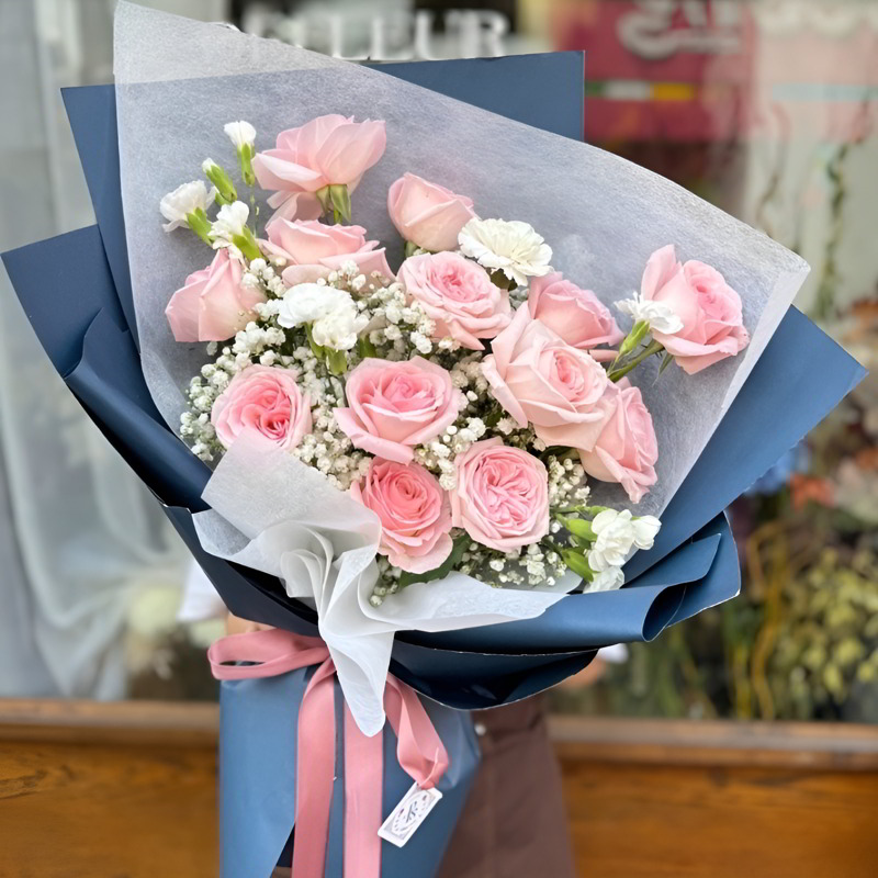 Tinh tế khi tặng hoa hồng.