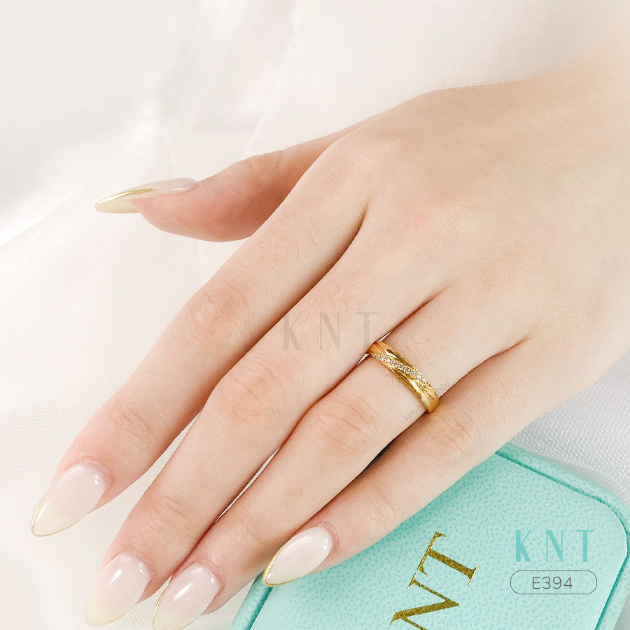 Nhẫn cưới E394 rất sáng tay khi đeo