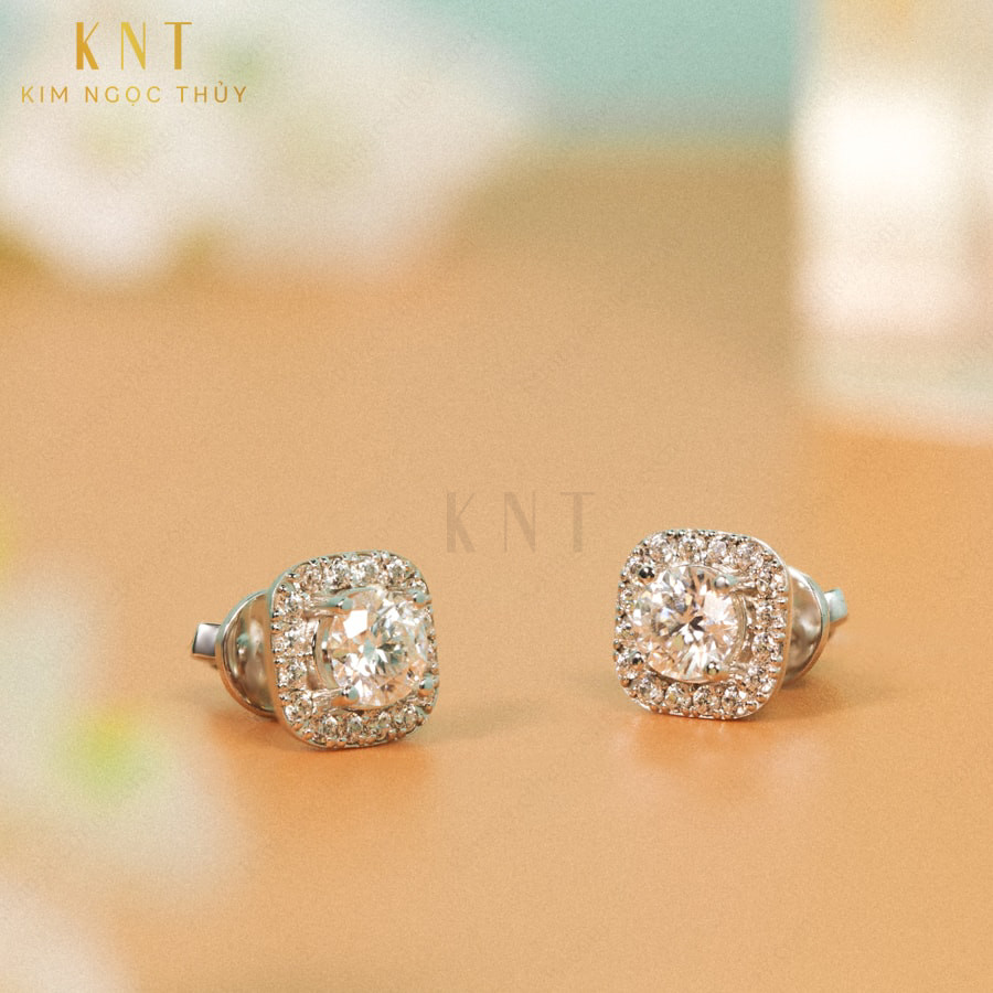 Bông tai B103 được đính đá tỉ mỉ, tạo nên một tổng thể hài hòa và cuốn hút