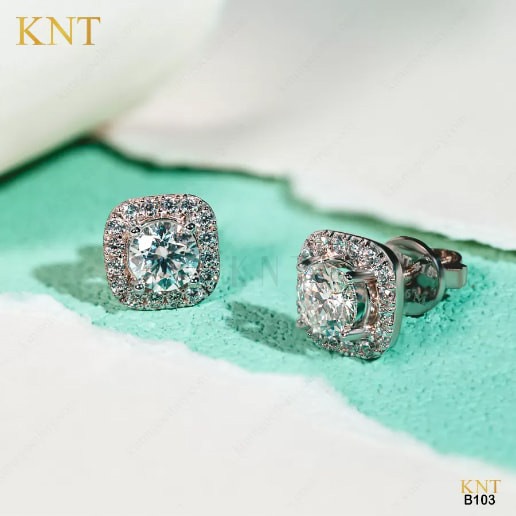 Bông tai cưới B103 có thiết kế nhẹ nhàng, thanh lịch, tôn vinh nét duyên dáng của cô dâu