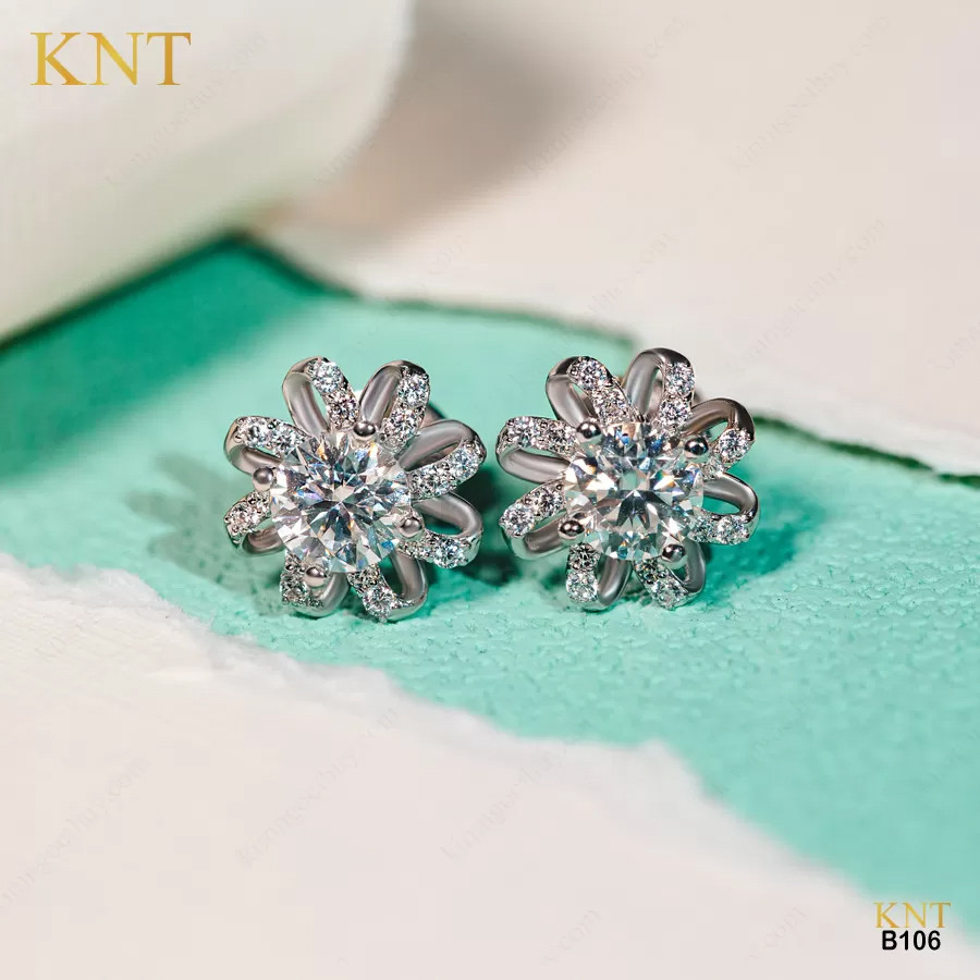 Bông tai B106 được chế tác từ chất liệu cao cấp, mang đến vẻ đẹp