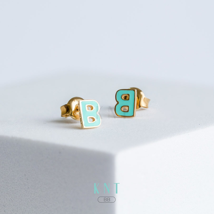 Bông tai Sea La Vie chữ B - BB: Thiết kế chữ B phủ sứ xanh độc đáo.