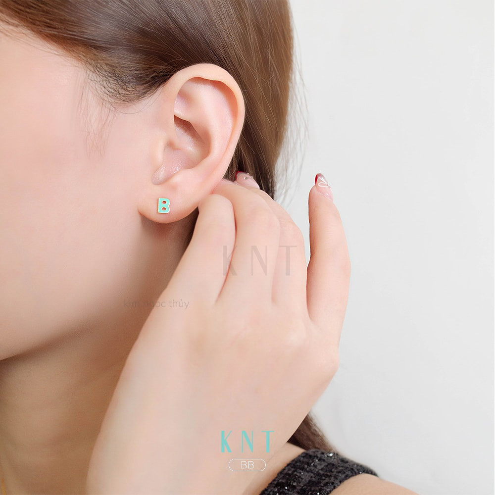 Bông tai Sea La Vie chữ B - BB: Thiết kế chữ 'B' được phủ lớp sứ màu xanh lam