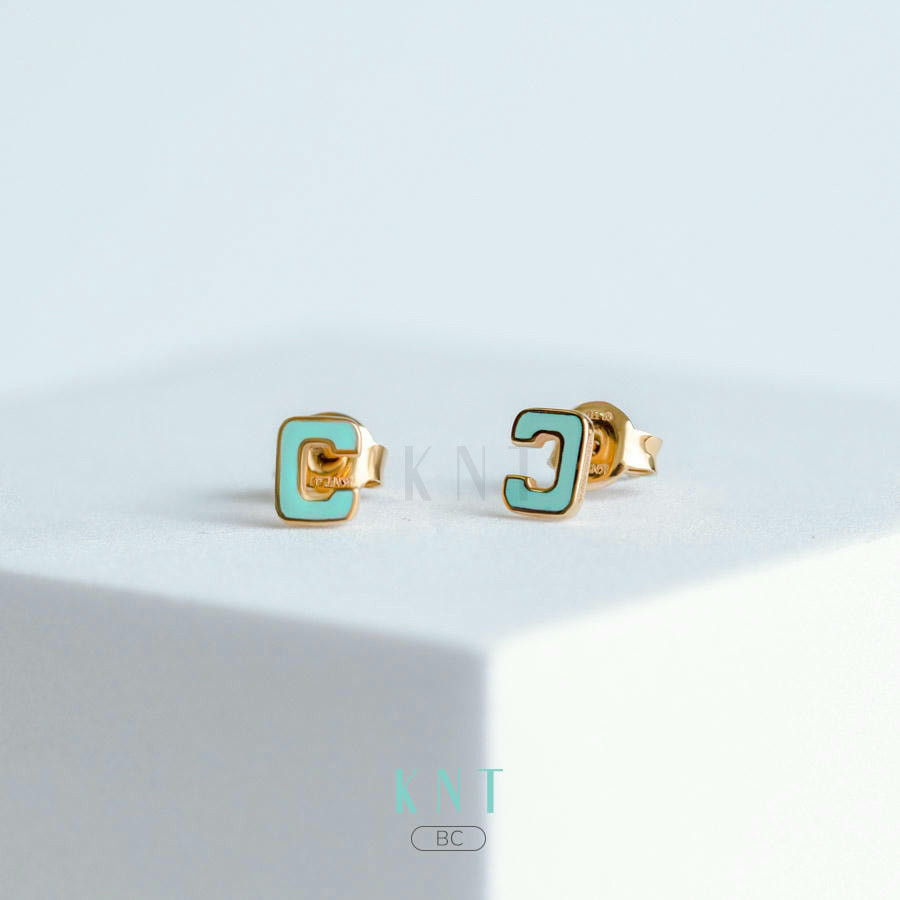 Bông tai Sea La Vie chữ C vàng cao cấp, sáng bóng và phủ sứ xanh tươi trẻ